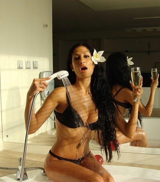 Оксана Самойлова в «голом» платье засветила. Оксана Самойлова в «голом» платье засветила.