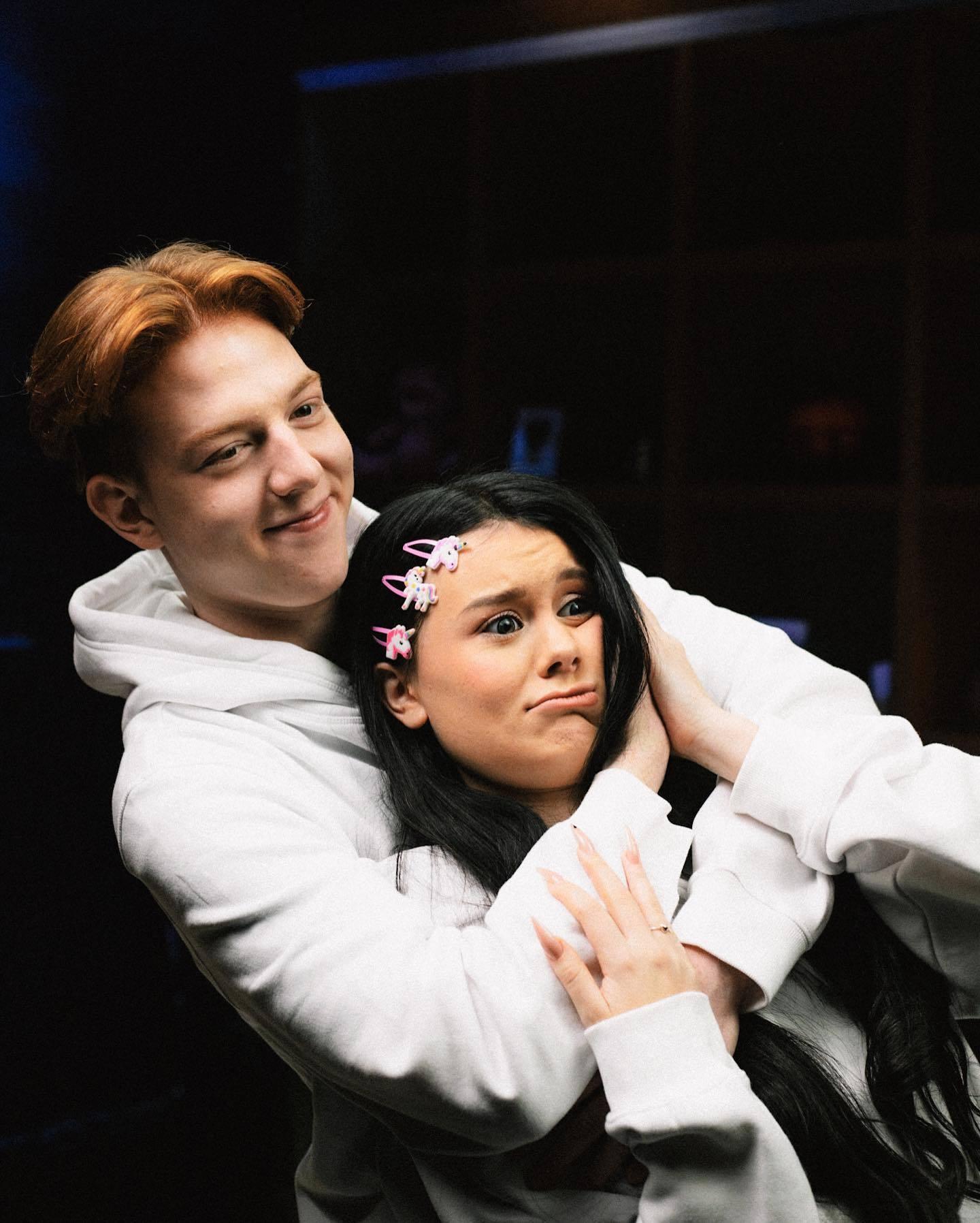 Даша Дошик одна из самых ярких и популярных блогеров во «ВКонтакте» недавно заявила, что рассталась со своим парнем Никитой, с которым была вместе 4 года. Даша Дошик одна из самых ярких и популярных блогеров во «ВКонтакте» недавно заявила, что рассталась со своим парнем Никитой, с которым была вместе 4 года.