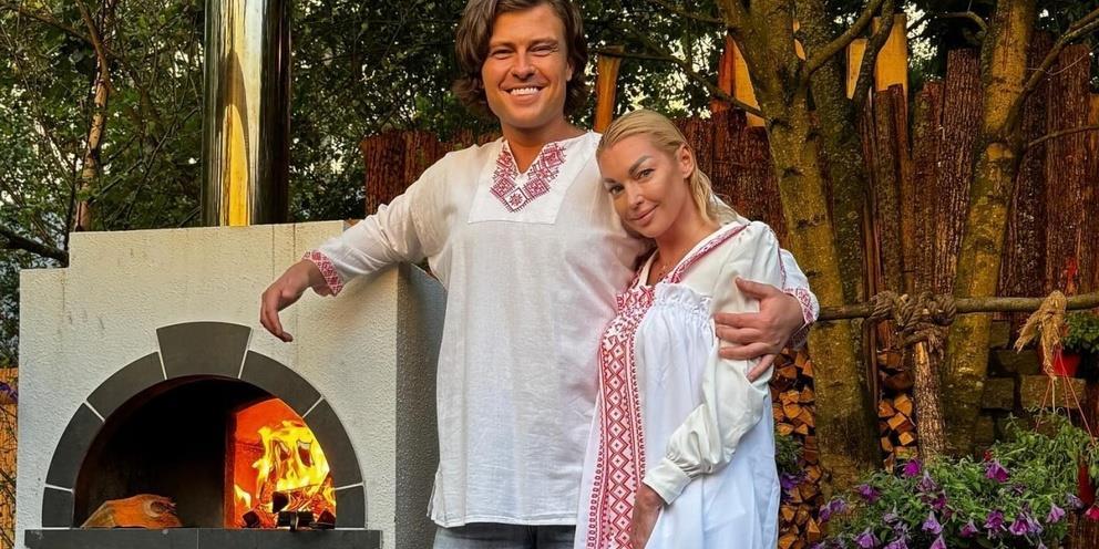 Красивое фото обнимающихся Прохора и Анастасии на фоне русской печи.