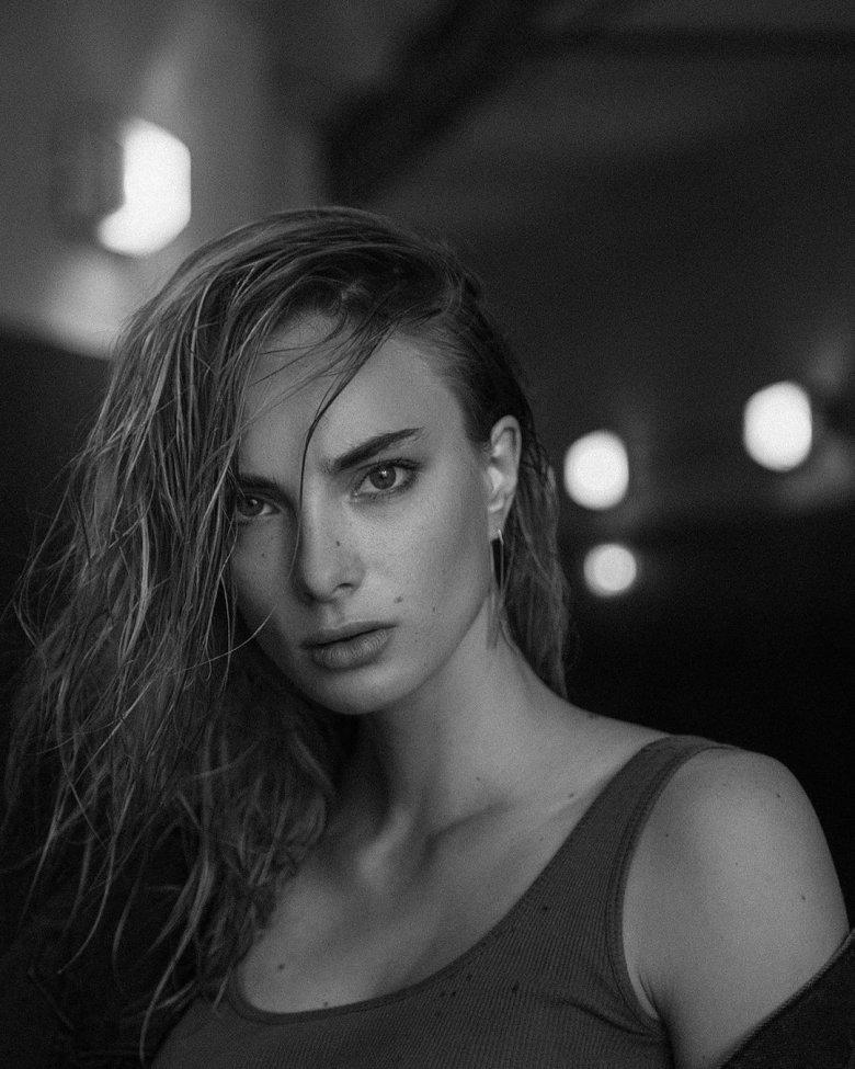 Чёрно белая фотка Лисовой с суровым взглядом.