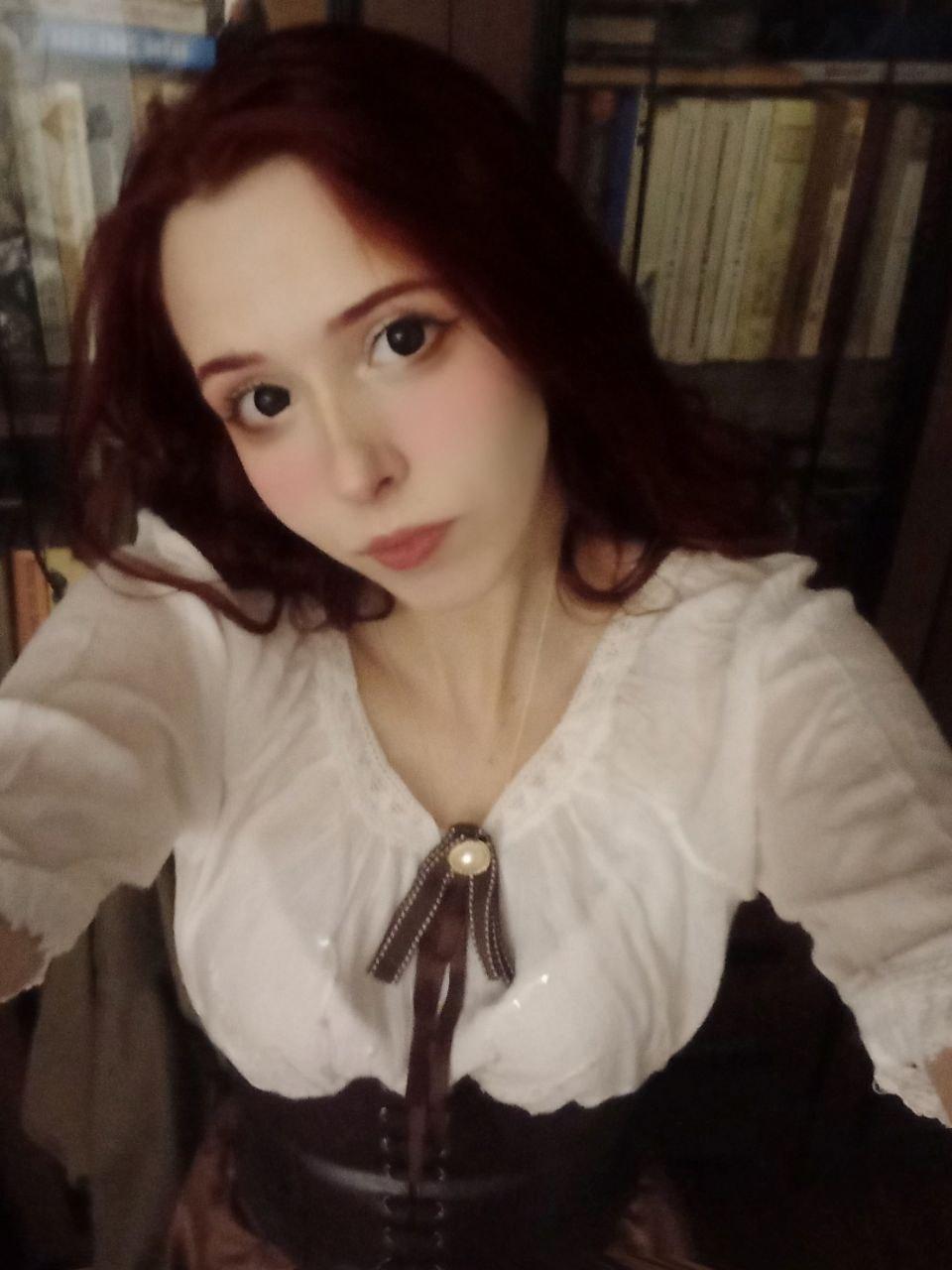 Арина сфоткалась на фоне любимых книг. Арина сфоткалась на фоне любимых книг.