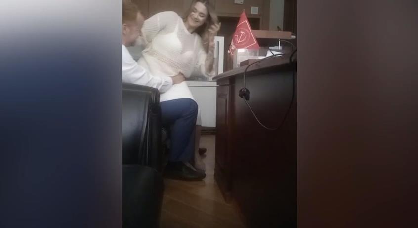 А тут девушка лёгкого поведения садится на колени к Парфёнову. А тут девушка лёгкого поведения садится на колени к Парфёнову.