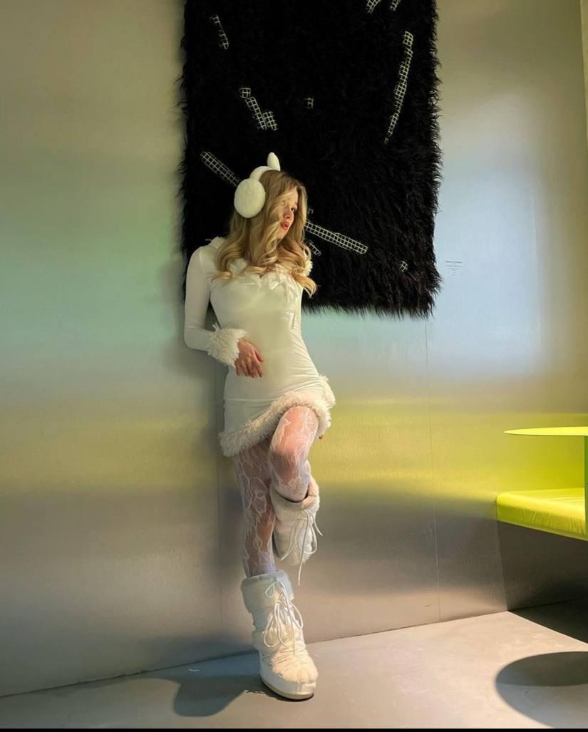 Раньше состояла в отношениях с российским рэп-исполнителем под ником «Майот». Раньше состояла в отношениях с российским рэп-исполнителем под ником «Майот».