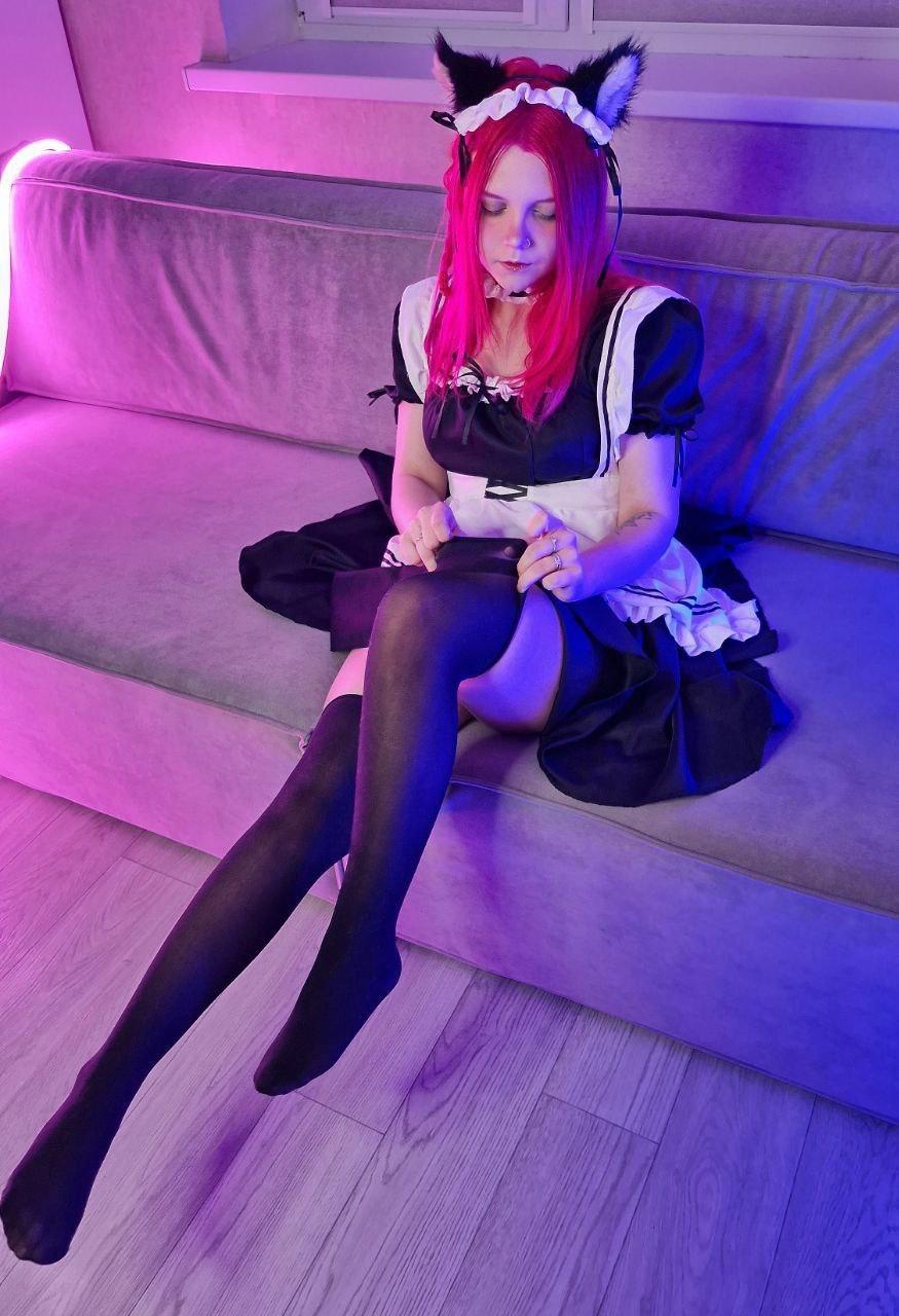 Чио Ям в косплей униформе горничной или дом работницы надевает чулки. Чио Ям в косплей униформе горничной или дом работницы надевает чулки.