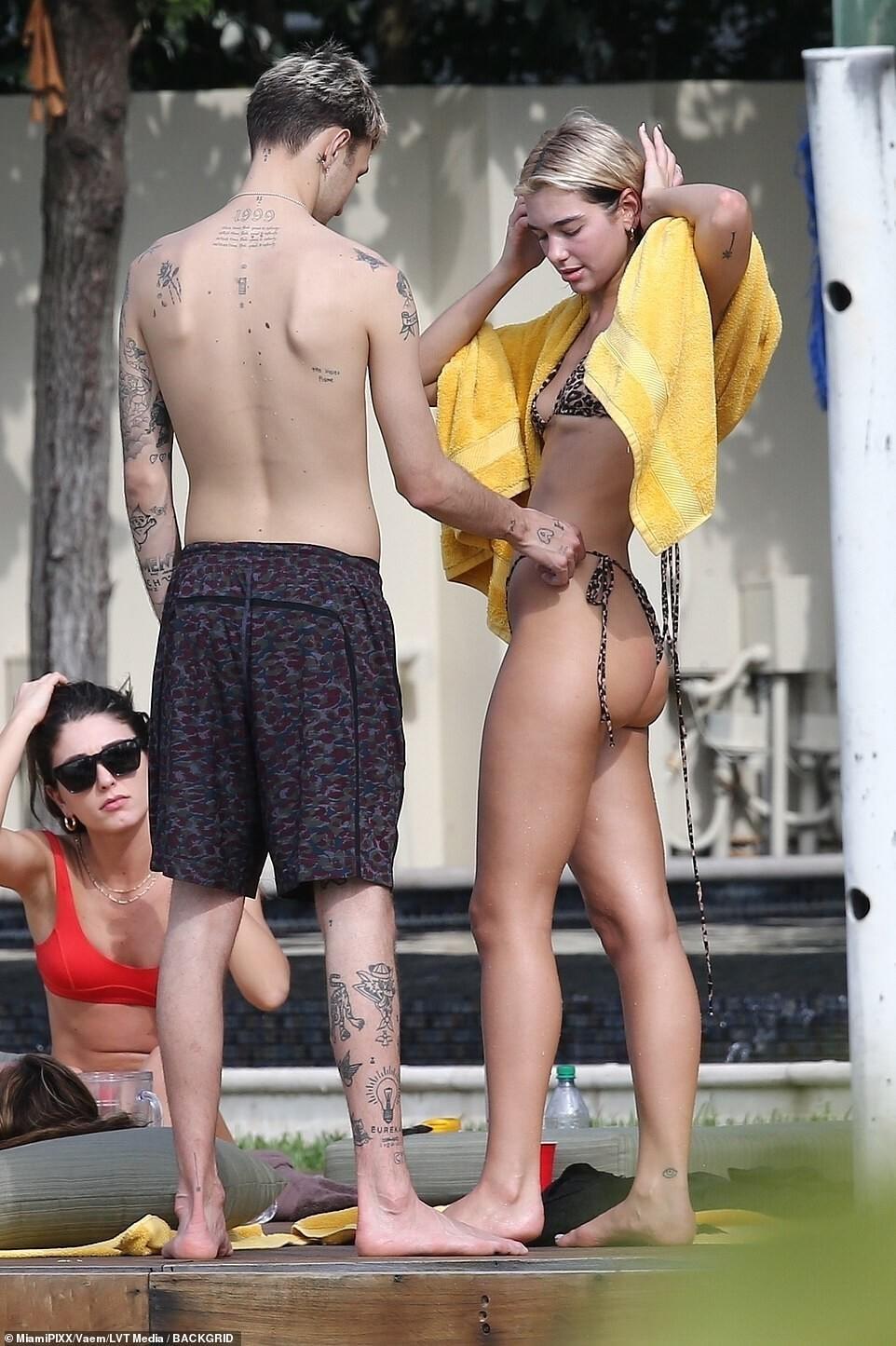 Горячие фото 27 летней Дуа Липа собраны из разных уголков интернета, за свою карьеру: певицы, успела сделать множество жарких фотографий Горячие фото 27 летней Дуа Липа собраны из разных уголков интернета, за свою карьеру: певицы, успела сделать множество жарких фотографий