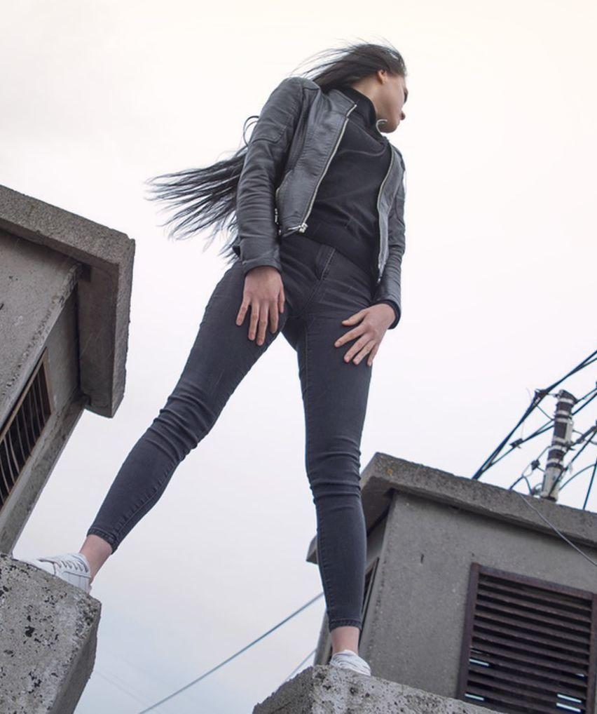 Имеет стройное телосложение и привлекательную внешность. Имеет стройное телосложение и привлекательную внешность.