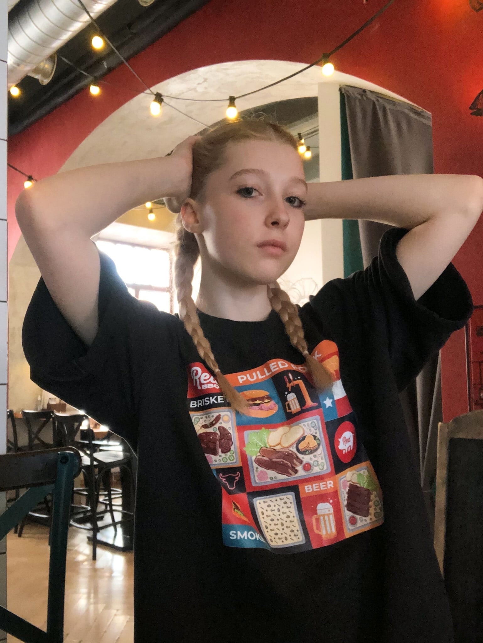 А на этом снимке Юля показала причёску с косичками. А на этом снимке Юля показала причёску с косичками.