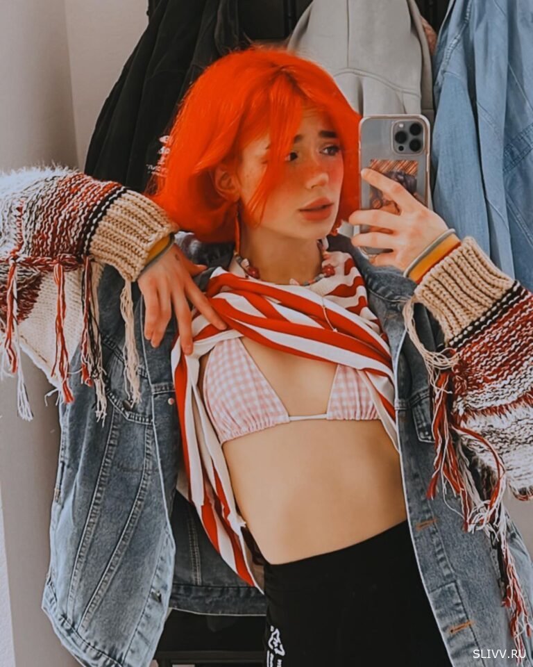 Слитые в сеть фотографии flaffyx с красными волосами, показывающей свой купальник.