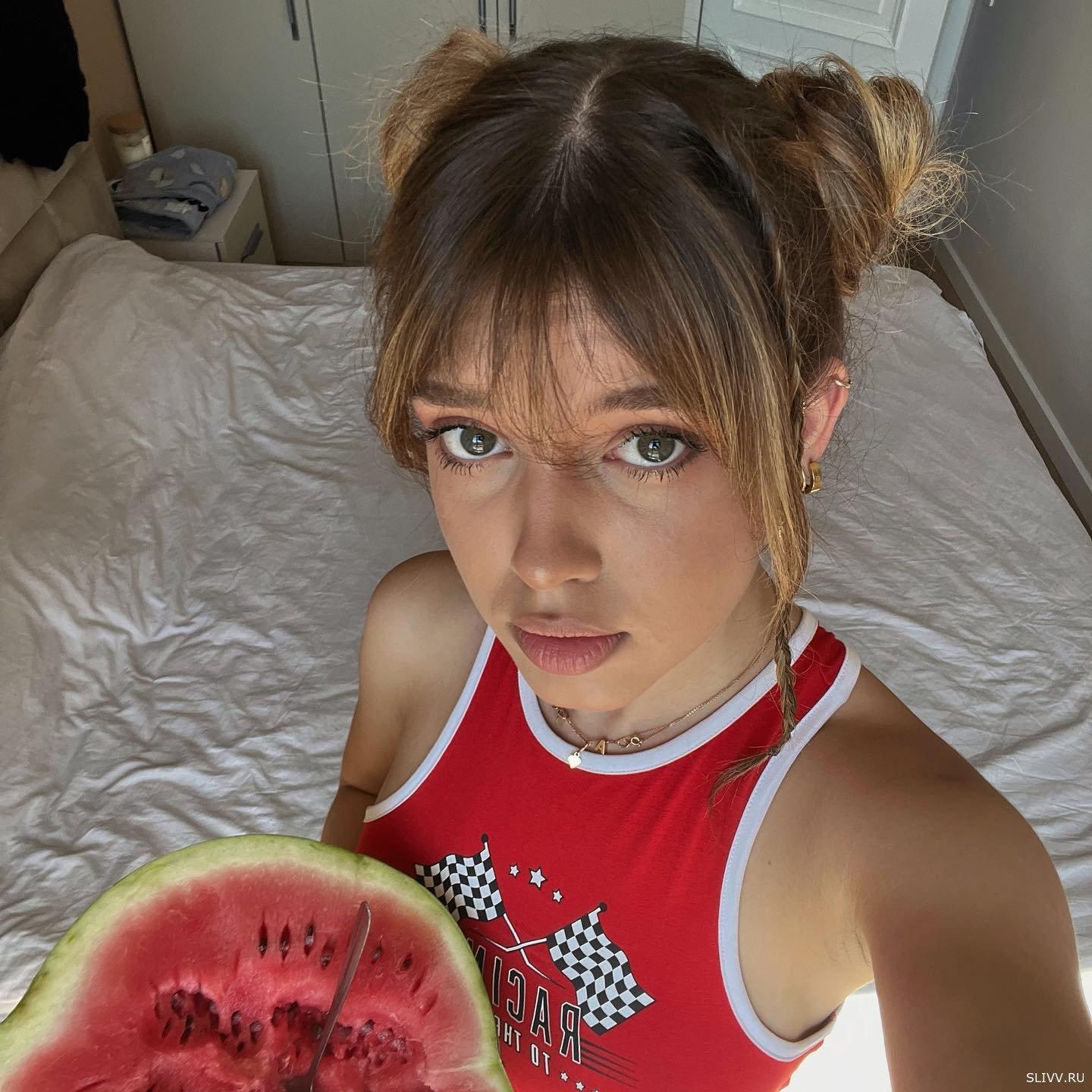 Родилась в Казахстане. Родилась в Казахстане.