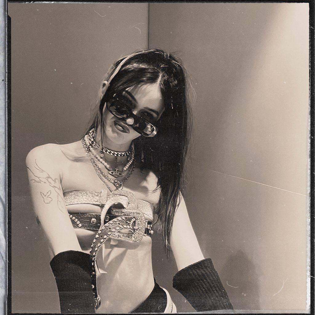 Чёрно белое сексуальное фото nevaaadaa в очках и ремнях на груди. Чёрно белое сексуальное фото nevaaadaa в очках и ремнях на груди.