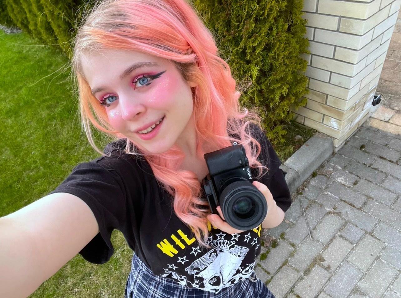 Оригинальные снимки (селфи) с фотоаппаратом в руках. Оригинальные снимки (селфи) с фотоаппаратом в руках.