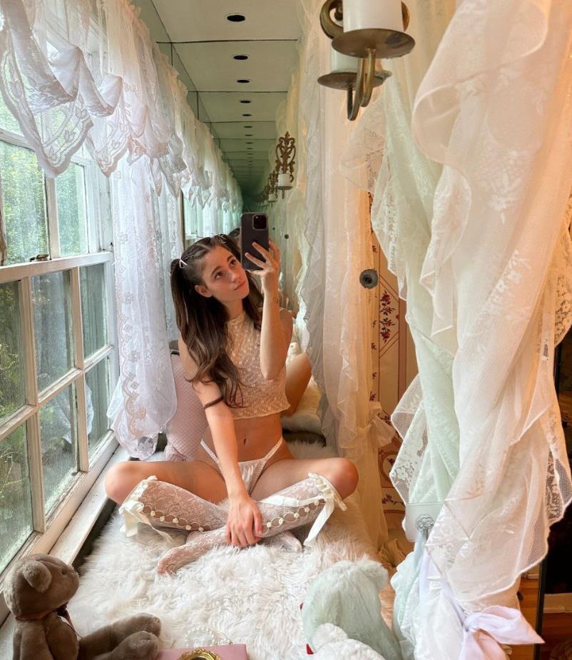 Ещё одно горячее селфи Анны в белье и красивых ажурных белых чулках. Ещё одно горячее селфи Анны в белье и красивых ажурных белых чулках.