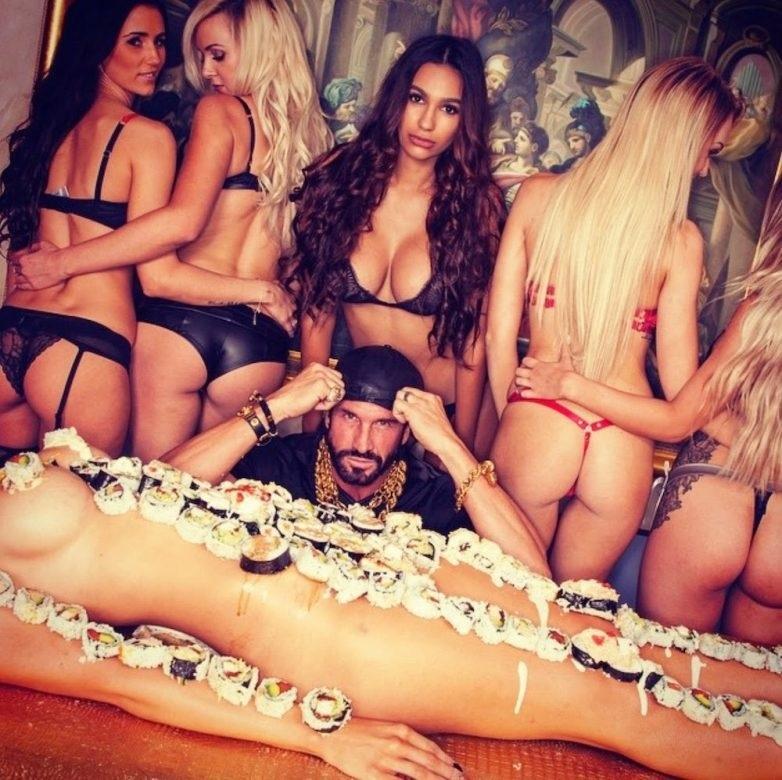 Сегодня мы покажем небольшую подборку фотографий этих девчонок.