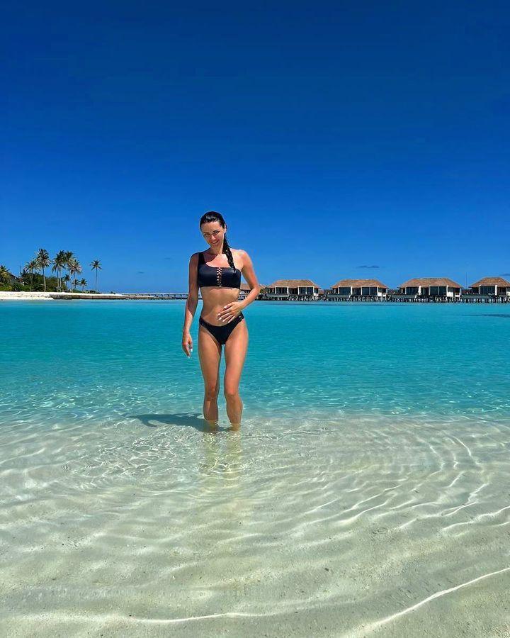 А на этом снимке стройная Панченко в чёрном купальнике на одном из лазурных пляжей. А на этом снимке стройная Панченко в чёрном купальнике на одном из лазурных пляжей.