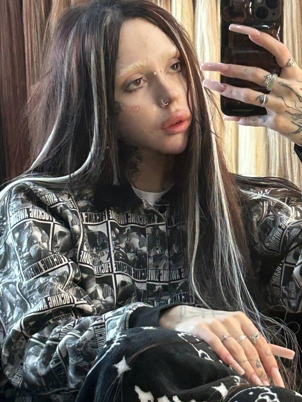 Задумчивое селфи от лапы. Задумчивое селфи от лапы.