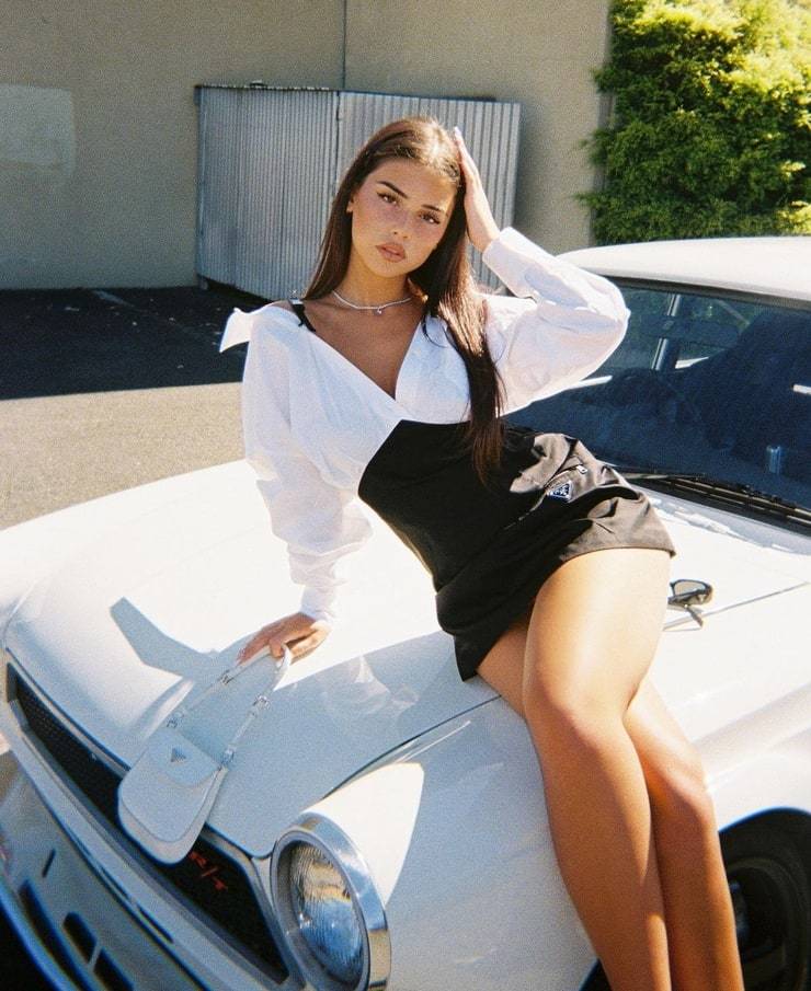 Красивое селфи на капоте машины. Красивое селфи на капоте машины.