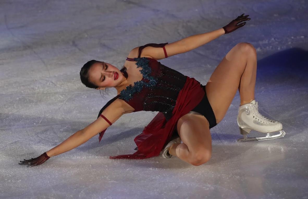 Горячий кадр с соревнований с Загитовой, где задралась юбка и зрители увидели нижнюю часть костюма. Горячий кадр с соревнований с Загитовой, где задралась юбка и зрители увидели нижнюю часть костюма.