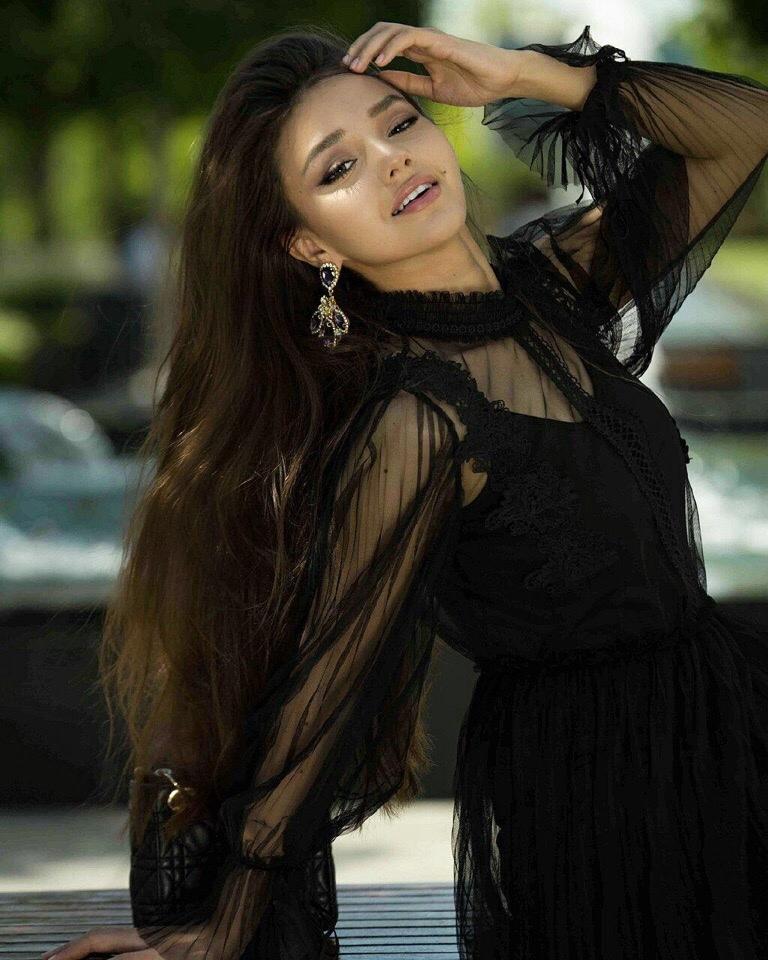 Сексуальная Nargiss Fiami на фото в просвечивающем чёрном платье. Сексуальная Nargiss Fiami на фото в просвечивающем чёрном платье.