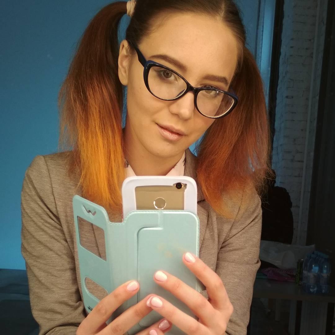 Селфи от Лагеевой крупным планом с косичками рыжего цвета и в очках. Селфи от Лагеевой крупным планом с косичками рыжего цвета и в очках.