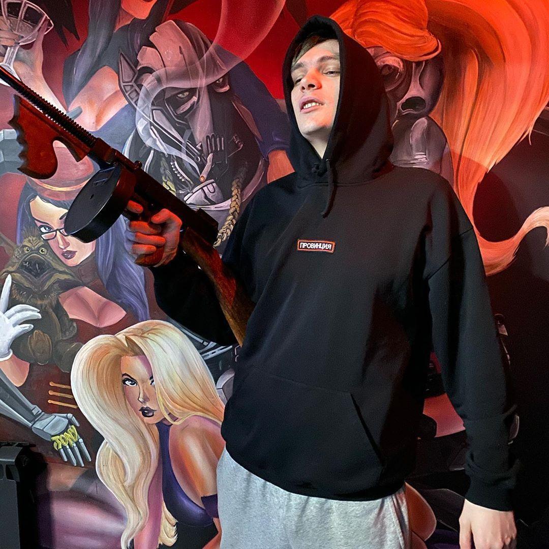 Прикольный снимок Славы КПСС с автоматом (макет) в руках. Прикольный снимок Славы КПСС с автоматом (макет) в руках.