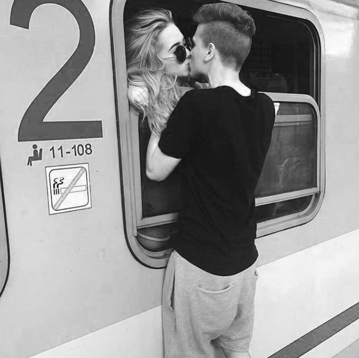 Классное чёрное белое фото с поцелуем на перроне у поезда.