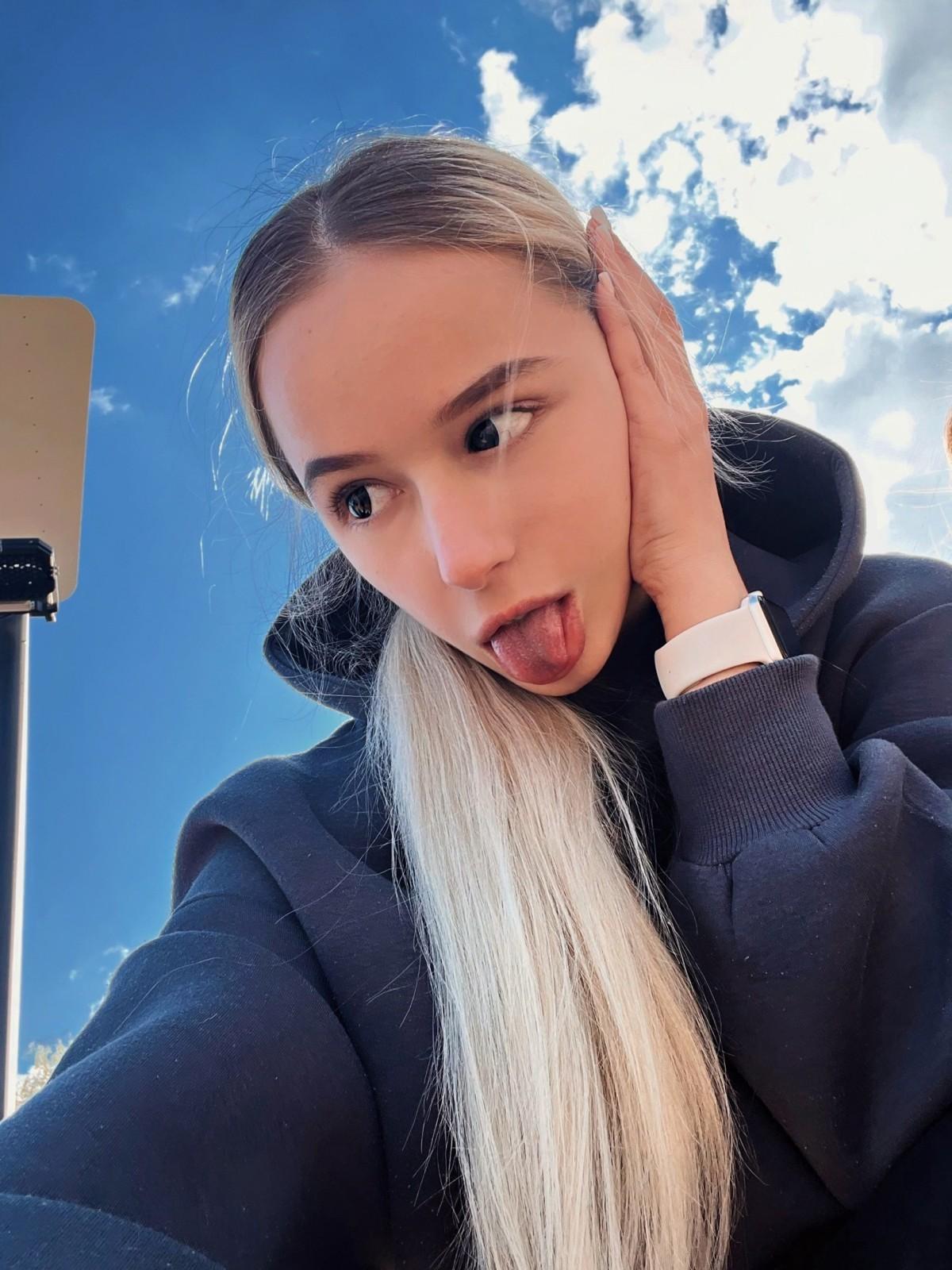 Блогерша родом из Украины, сейчас ей 19 лет. Блогерша родом из Украины, сейчас ей 19 лет.