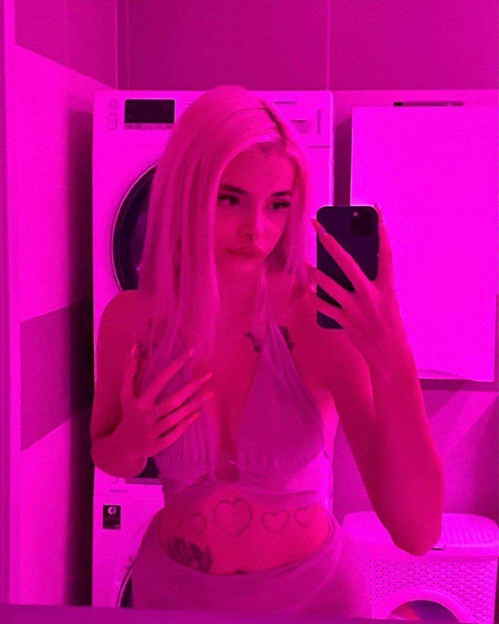 Несмотря на еще юный возраст, в сети Интернет выложено множество ее откровенных фотографий. Несмотря на еще юный возраст, в сети Интернет выложено множество ее откровенных фотографий.