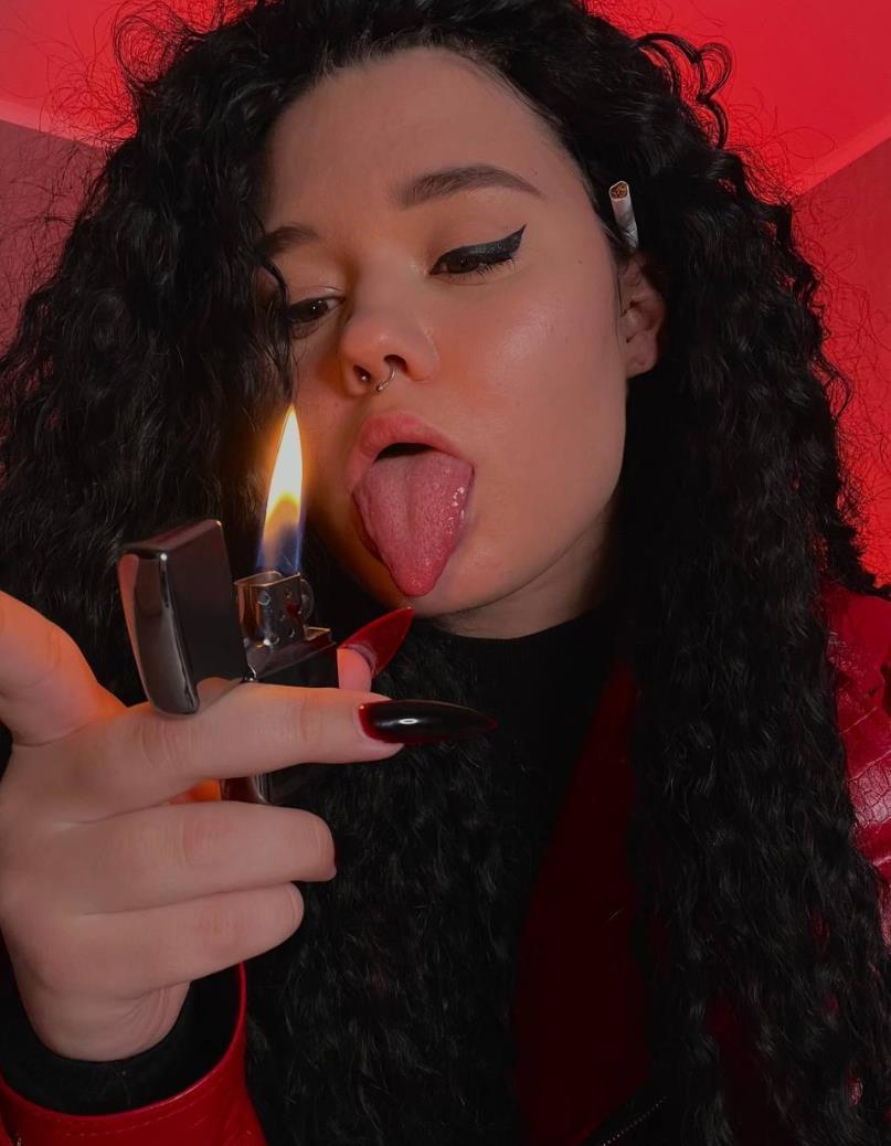 Секси фото Kate Koss с высунутым языком на фоне огня.