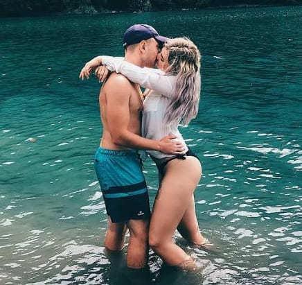 Откровенные снимки Ани в купальнике и Артура в одних шортах во время купания.