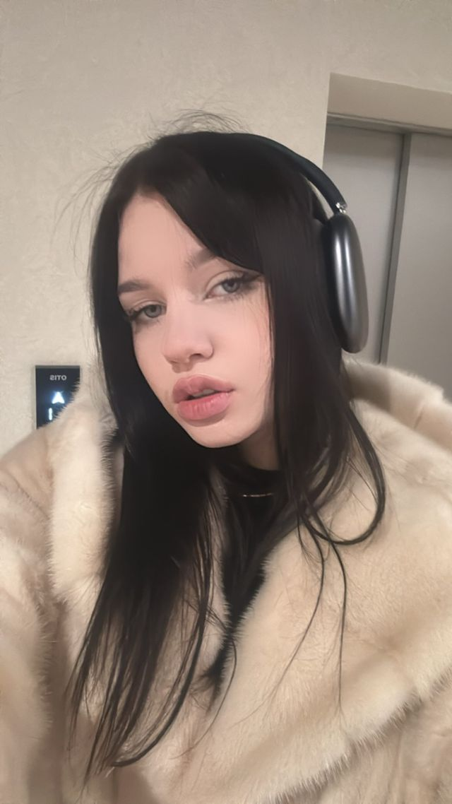 Зимний снимок с Улей в наушниках и шубе. Зимний снимок с Улей в наушниках и шубе.