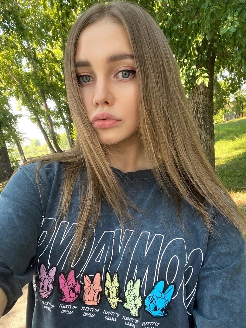 Она часто использует необычные цвета и сочетания в своих нарядах, а также играет с текстурами и формами. Она часто использует необычные цвета и сочетания в своих нарядах, а также играет с текстурами и формами.