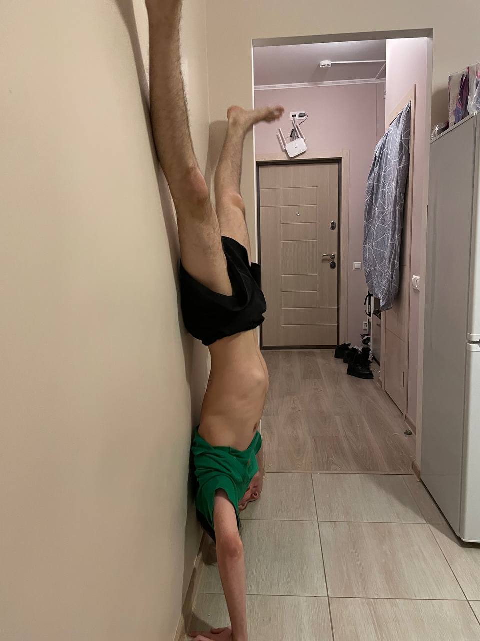 А это челлендж от m4kx1m2003, он встал на руки и спросил у подписчиков, кто сможет это повторить. А это челлендж от m4kx1m2003, он встал на руки и спросил у подписчиков, кто сможет это повторить.