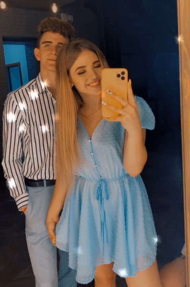 Красивое селфи Ани и Артура у зеркала.