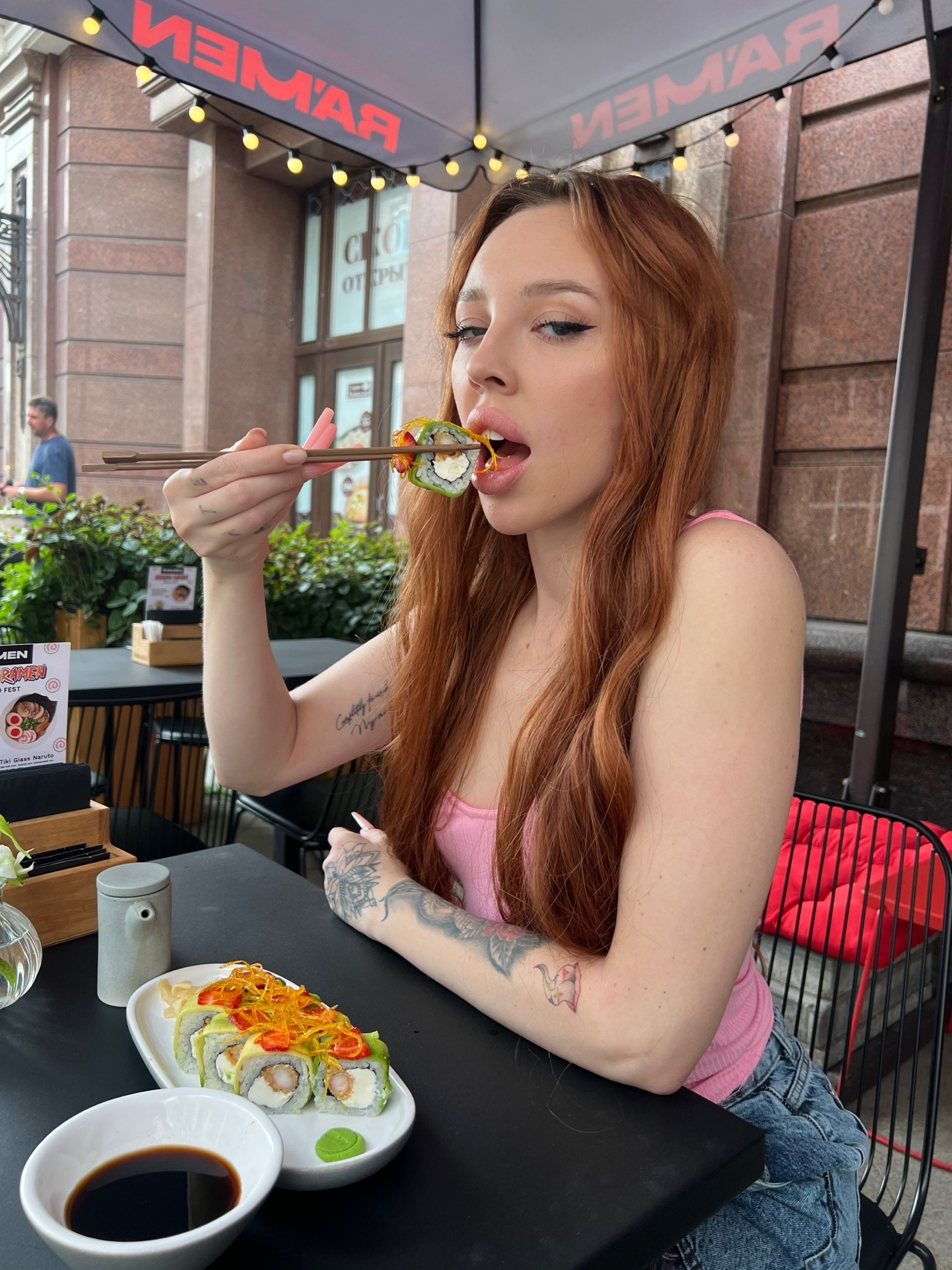 Сексуальное поедание суши.