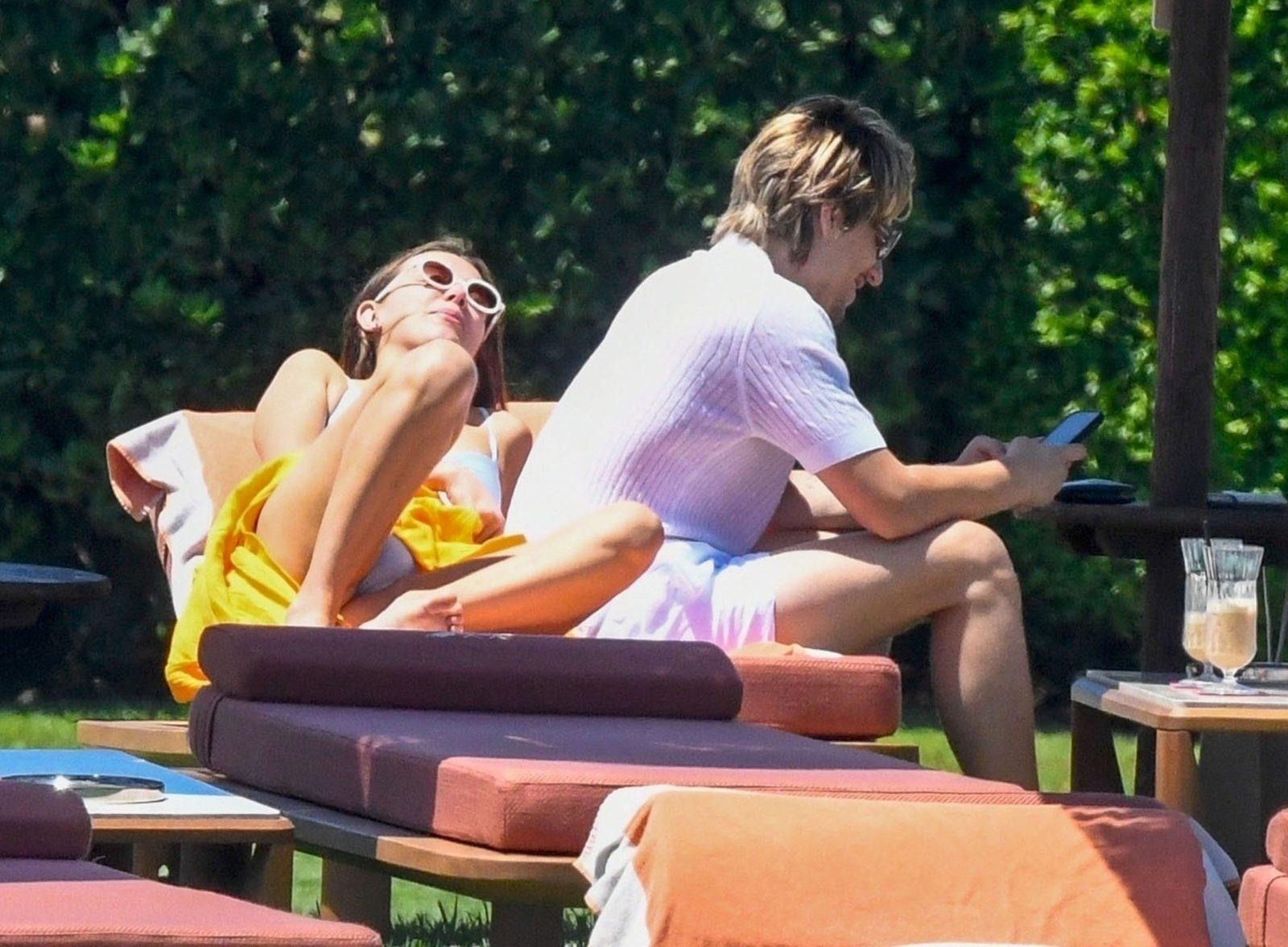 Ещё один снимок с отдыха на котором она засветила труселя. Ещё один снимок с отдыха на котором она засветила труселя.