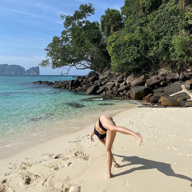 Ещё один слитый в сеть снимок Вяликовой в чёрном купальнике, во время акробатического этюда. Ещё один слитый в сеть снимок Вяликовой в чёрном купальнике, во время акробатического этюда.