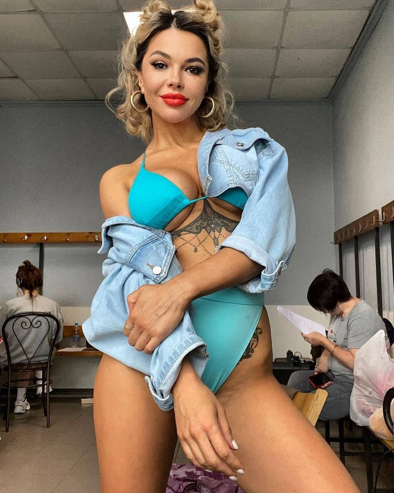 Ещё один снимок в голубом купальнике.