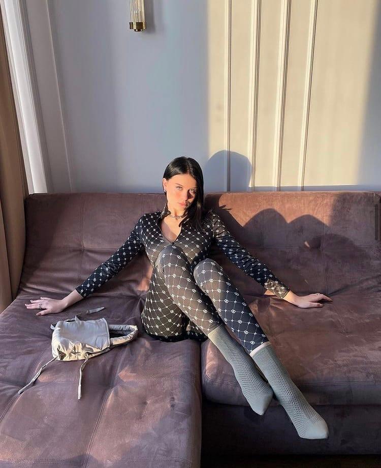 С детства Даша занималась танцами и мечтала стать популярной. С детства Даша занималась танцами и мечтала стать популярной.