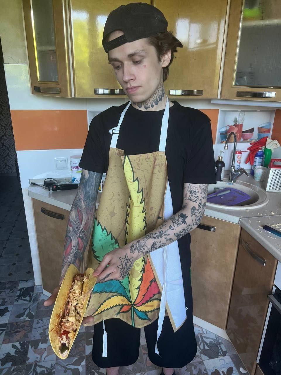 Татуированный Хокаге готовит еду.