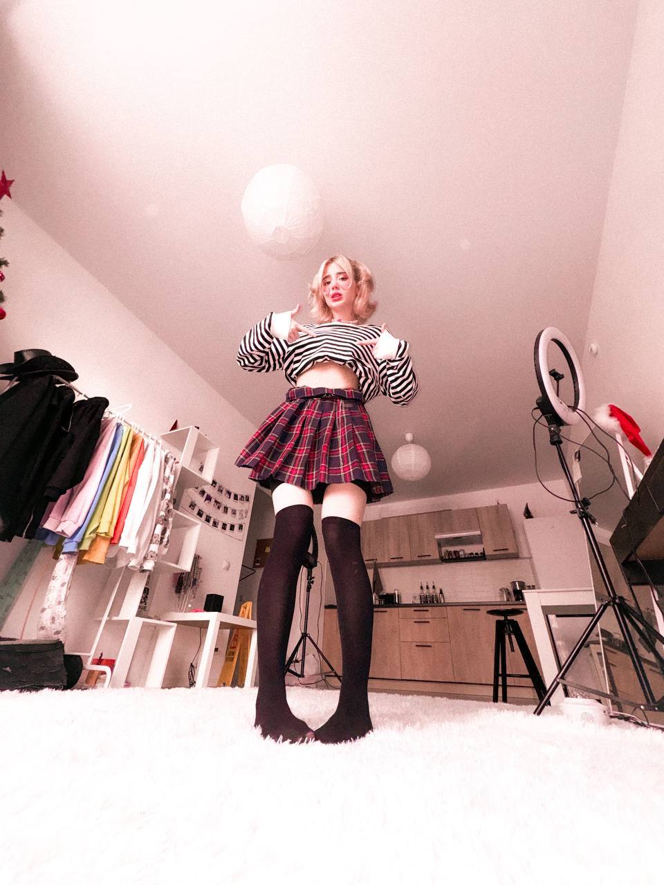 Сексуальная фотография с flaffyx в чулках и мини юбке.