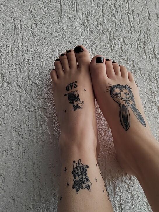 Татуировки Kate Koss на ногах.