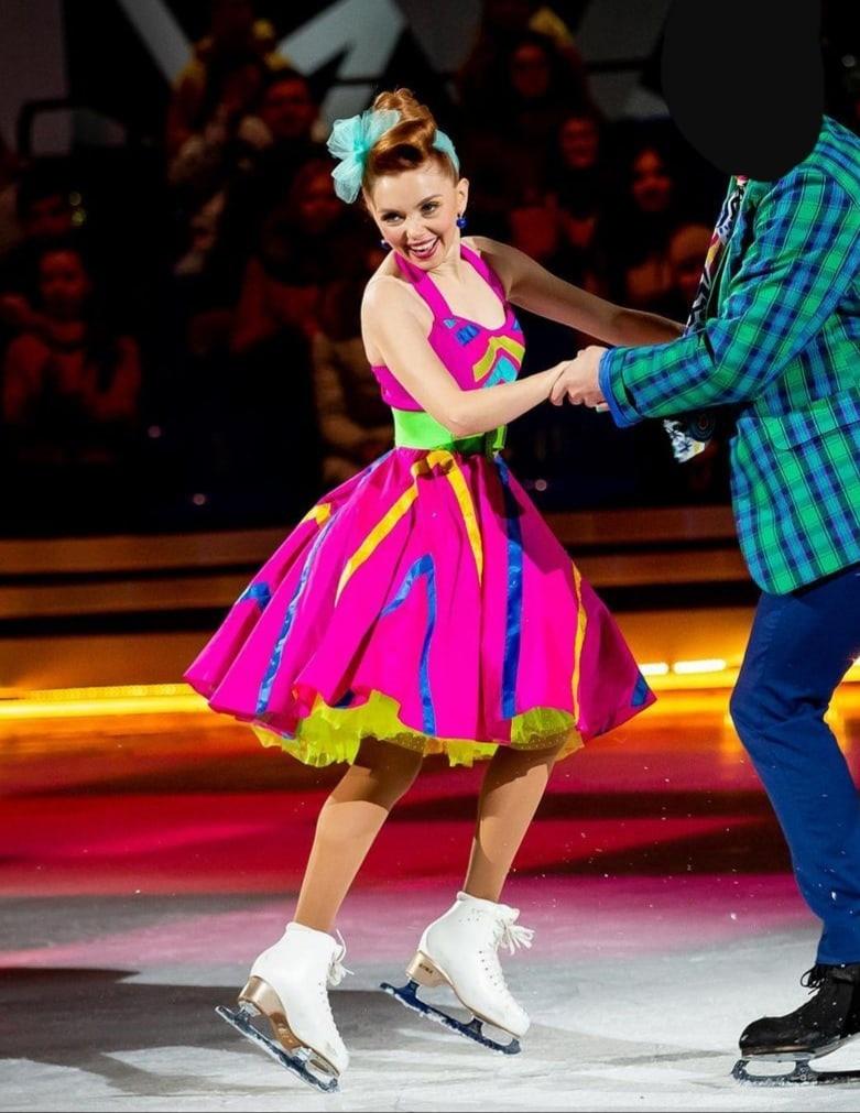 А тут она в сексуальном платье стиляг 80-х годов на льду на коньках. А тут она в сексуальном платье стиляг 80-х годов на льду на коньках.