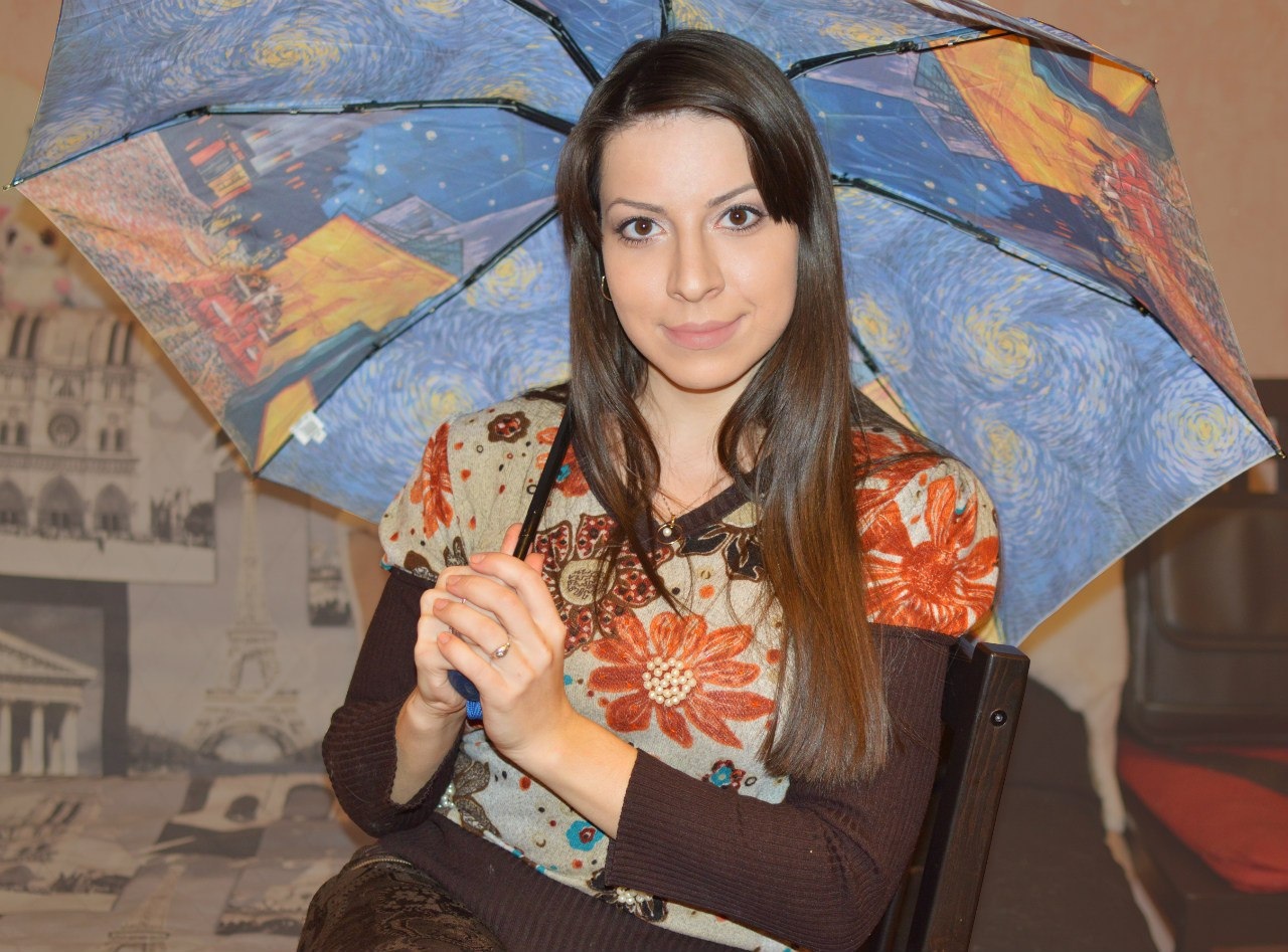 Красивая Ира Белка с зонтиком. Красивая Ира Белка с зонтиком.