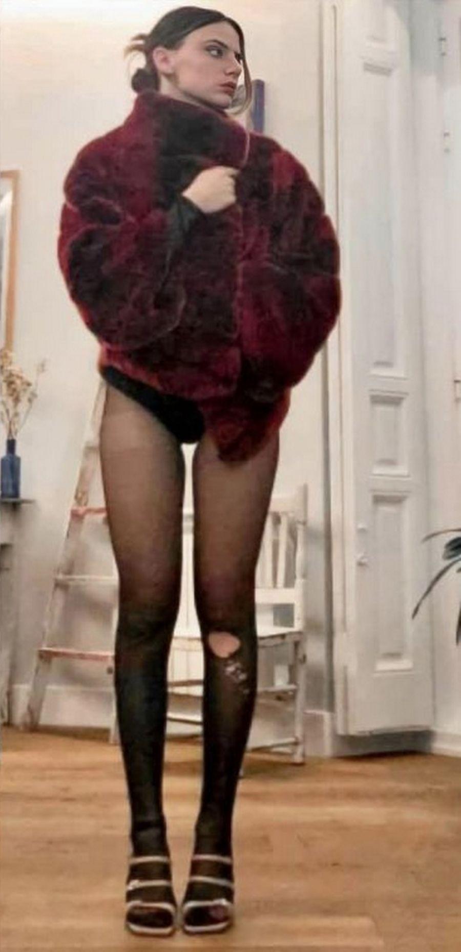 А на этом снимке девушка стоит в красной шубе и чёрных чулках. А на этом снимке девушка стоит в красной шубе и чёрных чулках.