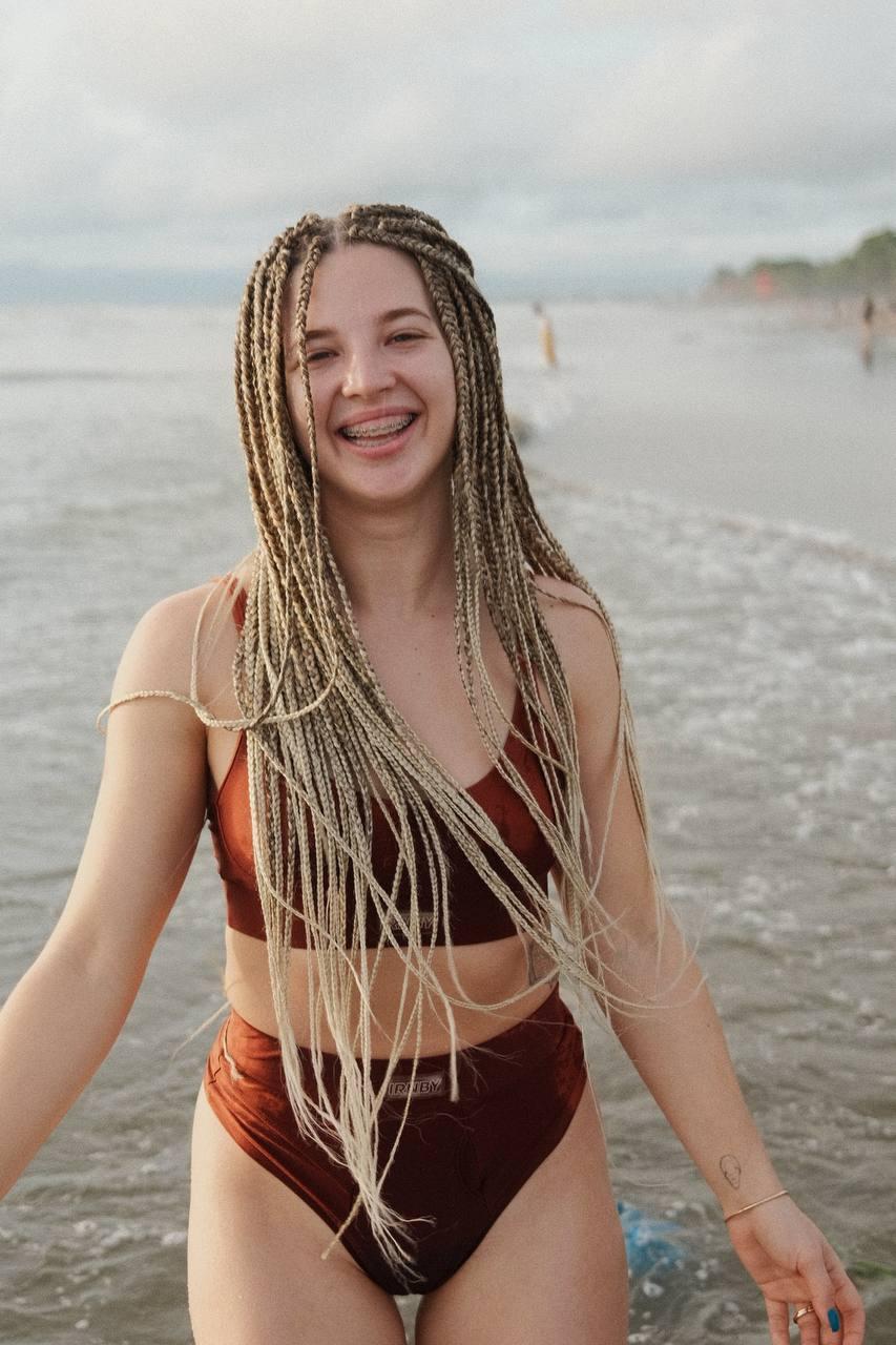 Улыбчивая Аня Покров в красном купальнике. Улыбчивая Аня Покров в красном купальнике.