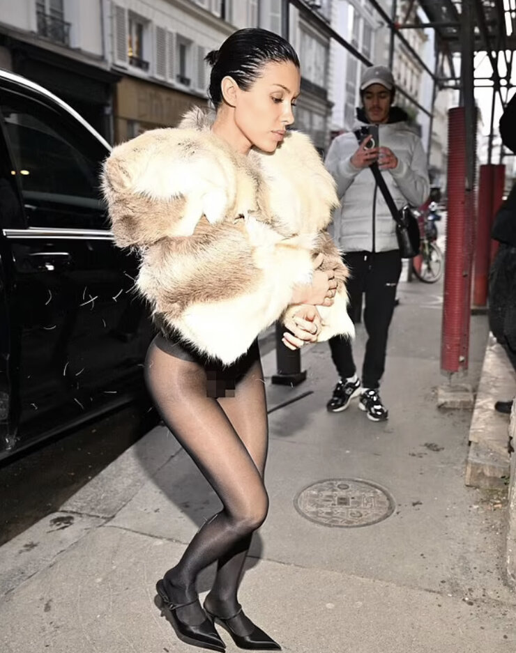 По Парижу без трусиков: новый провокационный образ Бьянки Цензори. По Парижу без трусиков: новый провокационный образ Бьянки Цензори.