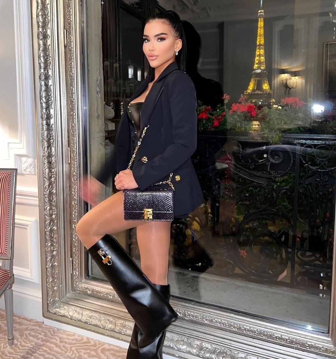 А этот снимок с намёком, тут Диана позирует на фоне Эйфелевой башни.