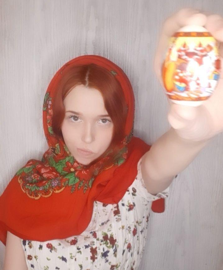 Красотка Арина Павлова в славянском платке с яйцом на Пасху. Красотка Арина Павлова в славянском платке с яйцом на Пасху.