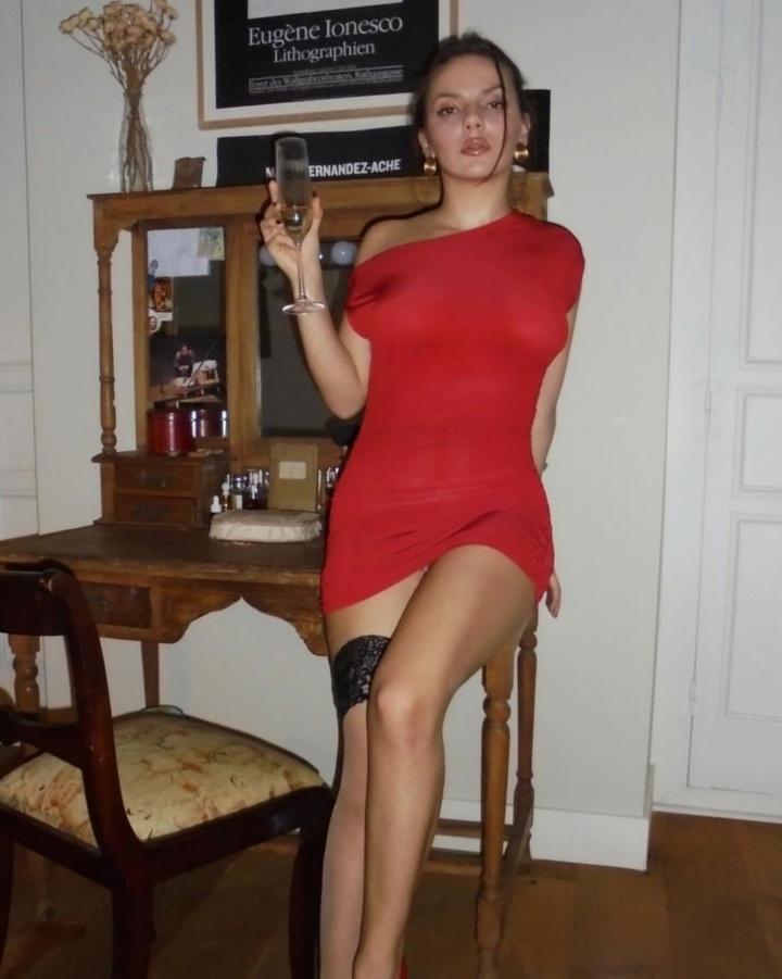 Слитая в сеть фотка Dafne Keen в просвечивающим красном платье. Слитая в сеть фотка Dafne Keen в просвечивающим красном платье.