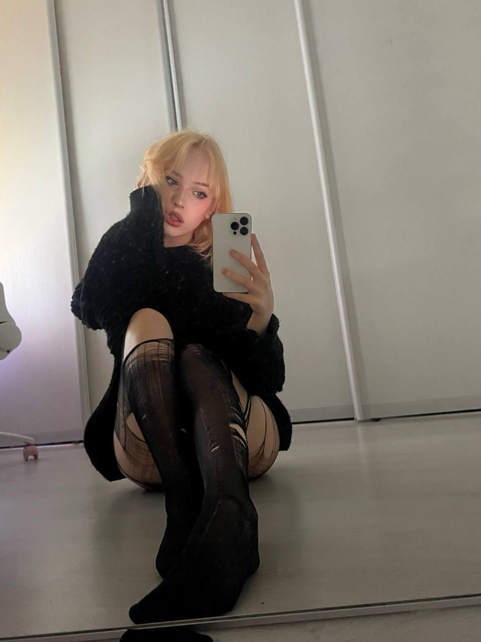 Селфи taybisox в рваных чулках с голыми коленками. Селфи taybisox в рваных чулках с голыми коленками.